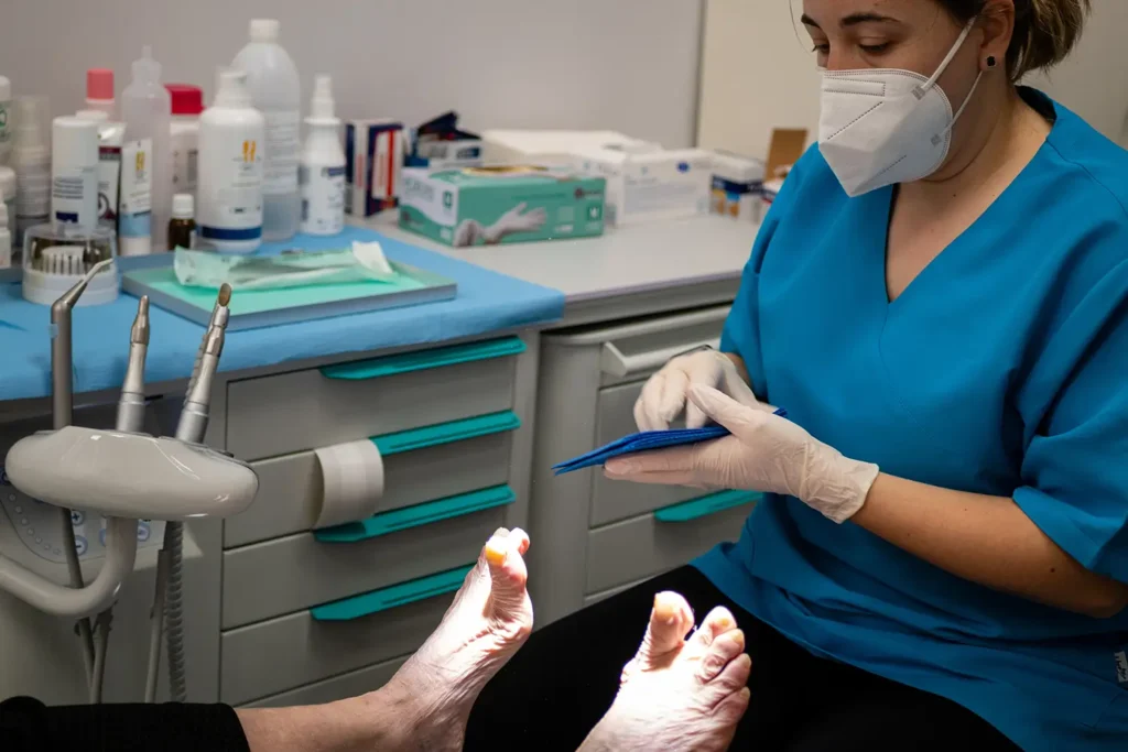 podiatrist-in-mask